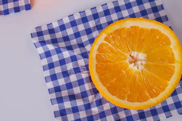 Potongan segar oranye pada biru kotak-kotak serbet . — Stok Foto