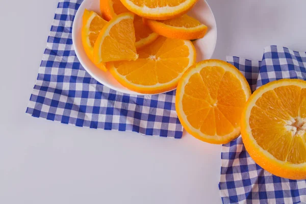 Свежие апельсины нарезанные на столе . — стоковое фото