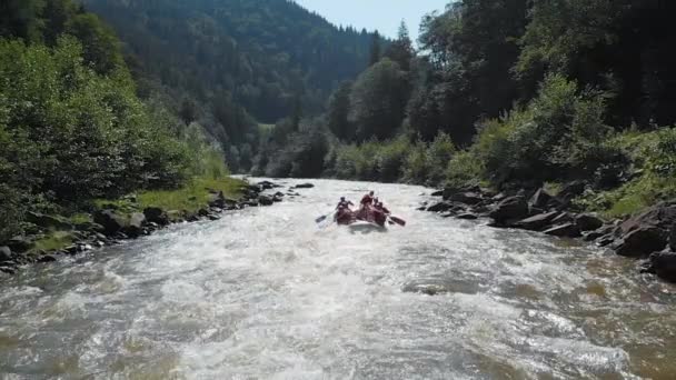Gruppe von Menschen, die den Fluss hinunter radeln. — Stockvideo