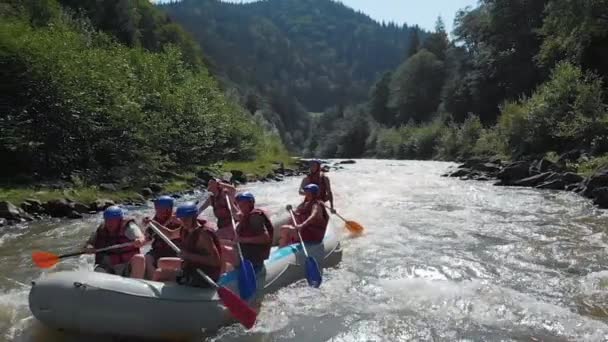 Медленное движение людей на байдарках по горной реке. — стоковое видео