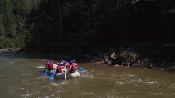 Медленное движение людей на байдарках по горной реке. — стоковое видео