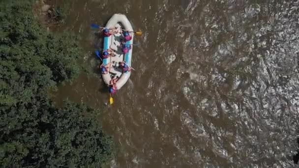 Vista aérea grupo de amigos rafting en el río de montaña . — Vídeo de stock