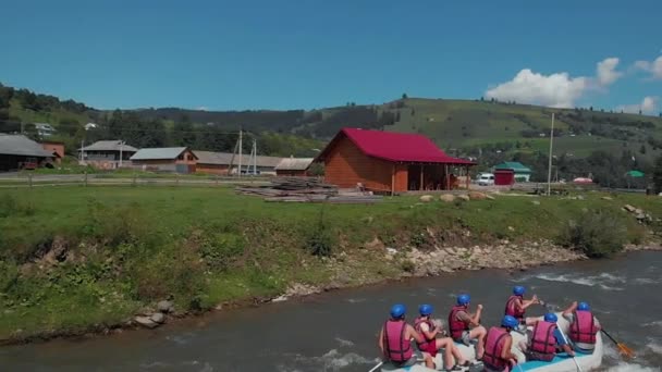 Gente de cámara lenta haciendo kayak en el río de montaña. — Vídeo de stock