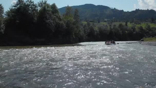 Grupo de personas en barco flotando río abajo . — Vídeos de Stock