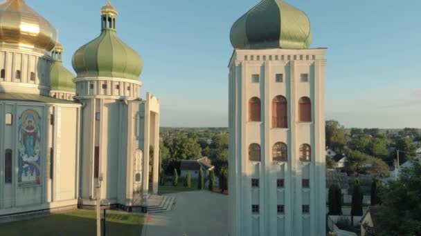 Stedelijke zomer landschap met uitzicht op de kerk. — Stockvideo