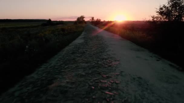 Wiejska droga na pięknym krajobrazie. — Wideo stockowe