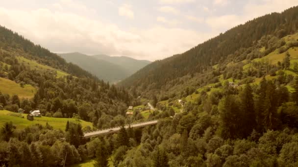 Paisaje de verano de las montañas, vista desde arriba . — Vídeo de stock