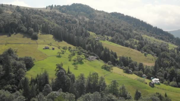 Panoramatický pohled na hory pokryté lesy. — Stock video