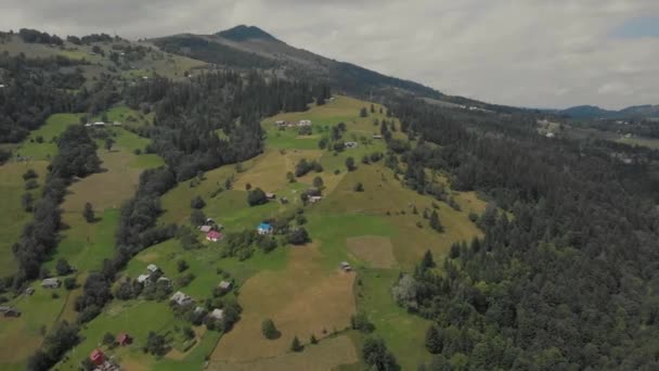 Natursköna sommar landsbygd berg landskap. — Stockvideo