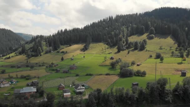 Vista panorámica de la zona rural en las montañas . — Vídeos de Stock