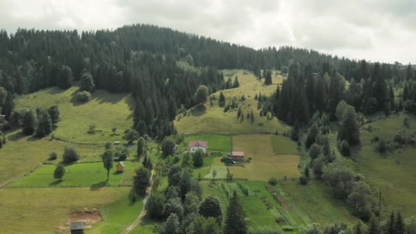 Pohled na malebnou alpskou vesnici. — Stock video