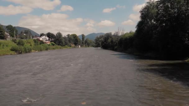 Campagne des Carpates avec petite rivière et montagnes . — Video