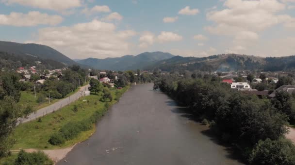 Εξοχή τοπίο με ποτάμι και βουνά. — Αρχείο Βίντεο