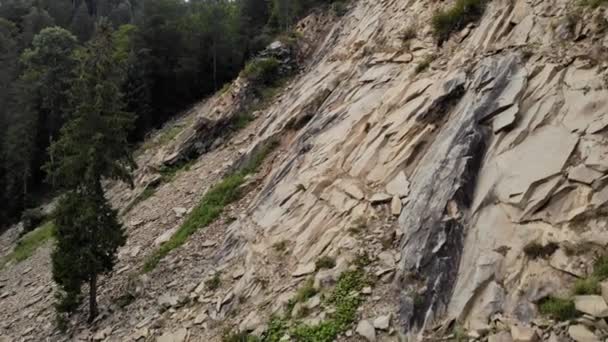 Primer plano de los acantilados rocosos de la montaña . — Vídeos de Stock