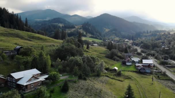 Aldeia nas montanhas dos Cárpatos ucranianos. — Vídeo de Stock