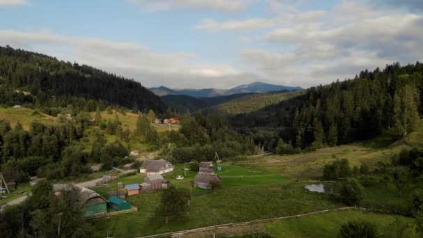 Landschaft eines abgelegenen Bergdorfes in den Karpaten. — Stockvideo
