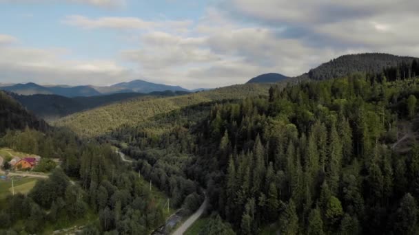 Scen av gröna skogar i berget under molnig himmel. — Stockvideo