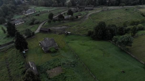 Деревня на травянистых горных лугах утром . — стоковое видео