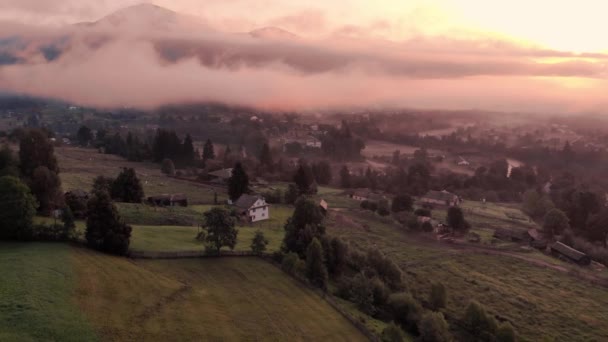 Mañana brumosa en un pueblo de montaña . — Vídeos de Stock