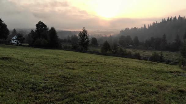 Foggy morgon landskap på landsbygden. — Stockvideo