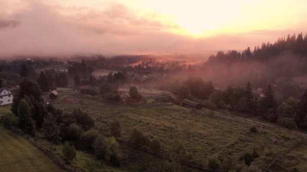 日の出の霧深い山の田舎のパノラマ. — ストック動画