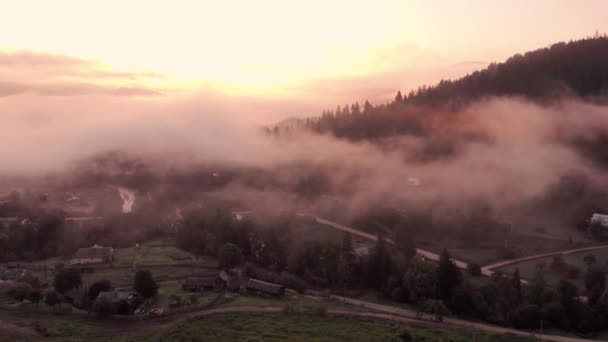 Vacker dimmig soluppgång landskap över bergiga landsbygden. — Stockvideo