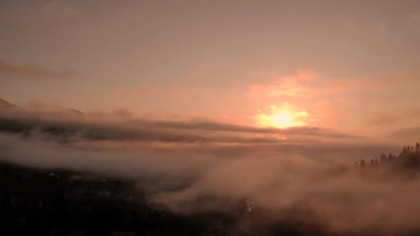 Majestätischer Sonnenaufgang in den Karpaten. — Stockvideo