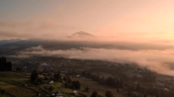 Foggy matin panorama de la vallée des montagnes . — Video