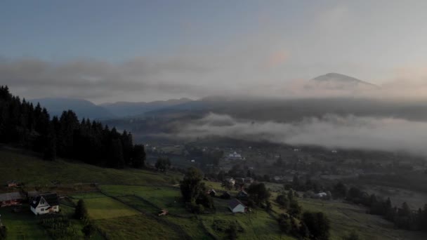 Cárpatos montañas paisaje en la mañana brumosa . — Vídeos de Stock