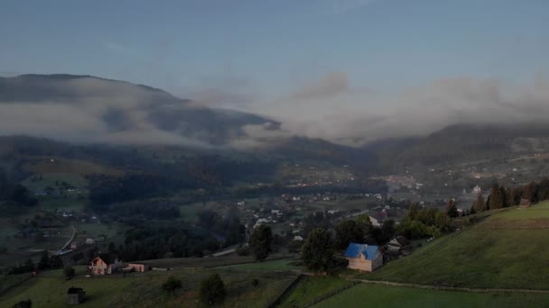 霧の多い田舎の風景. — ストック動画