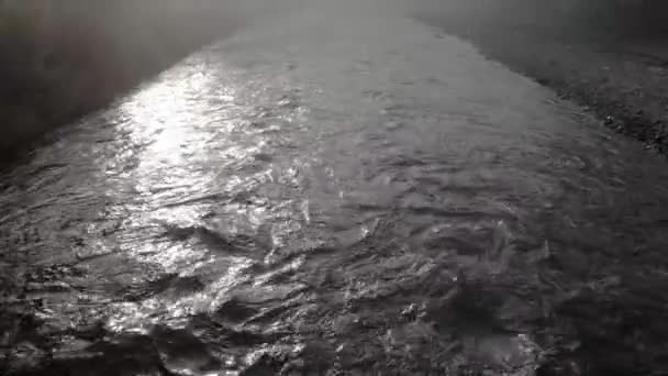 Foggy matin sur la rivière de montagne . — Video