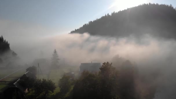 matin brumeux dans les montagnes.