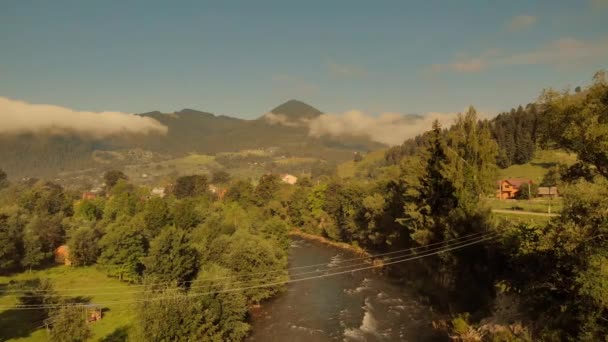 Nascer do sol nebuloso sobre as florestas das montanhas dos Cárpatos. — Vídeo de Stock