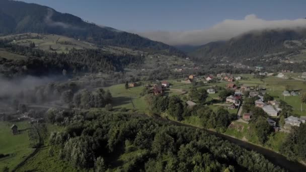 Vista panoramica panoramica sulla pittoresca valle di montagna in estate . — Video Stock