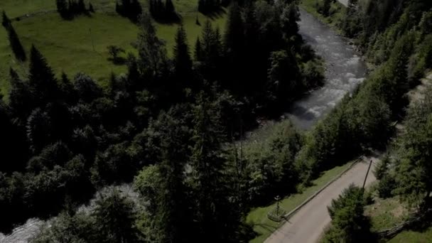 Top uitzicht op de rivier stroomt in de buurt van de weg in de bergen. — Stockvideo