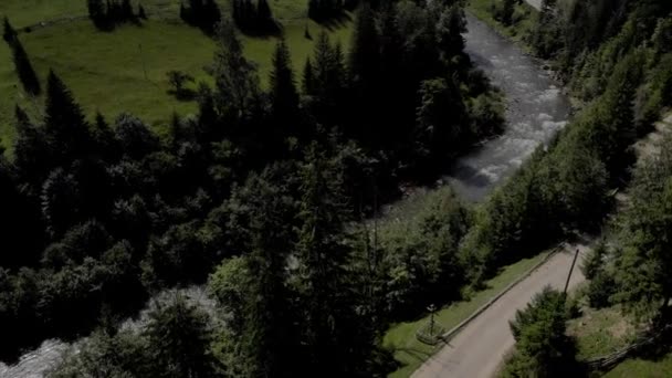 Vue de dessus de la rivière coulant près de la route dans les montagnes . — Video