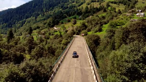 Carro dirigindo através da estrada com uma bela montanha no fundo . — Vídeo de Stock