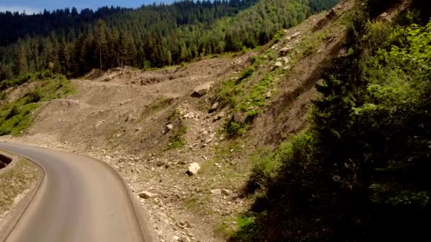 Альпійський пейзаж з дорогою уздовж гірського схилу . — стокове відео