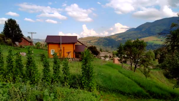 Wooden house in the Carpathian Mountains on a hillside. — 비디오