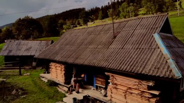 Karpatya dağlarında eski bir ahşap kulübe.. — Stok video
