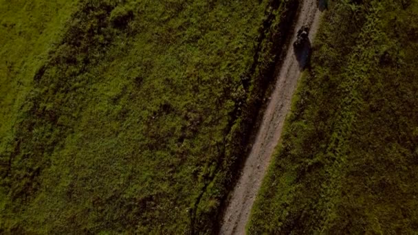 Dörtlü bisiklete binen gençlerin hava manzarası. — Stok video