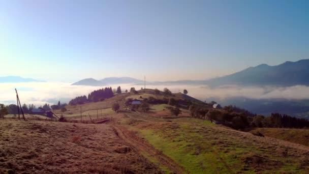 Hermosa escena de verano en el pueblo de montaña . — Vídeos de Stock