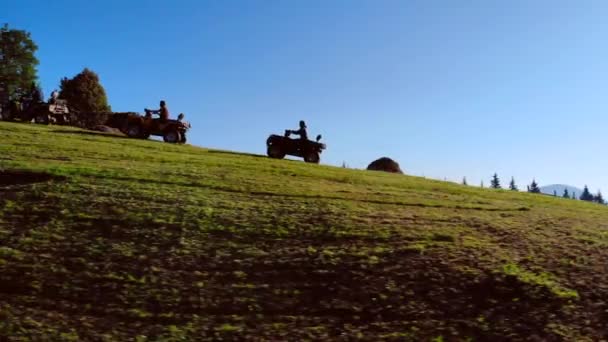 Gente montando quads en las montañas en verano . — Vídeos de Stock