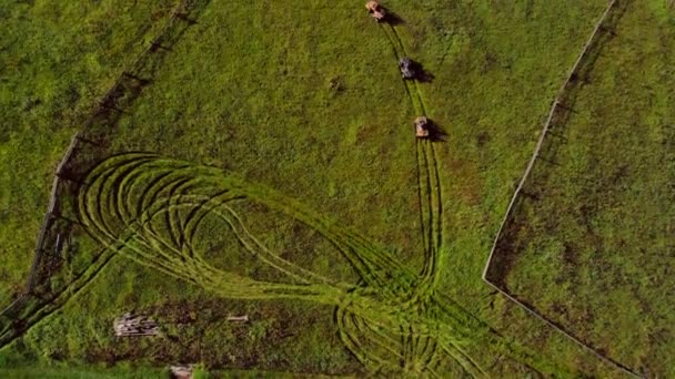 Vista aérea de pessoas andando de quadriciclo na grama verde . — Vídeo de Stock