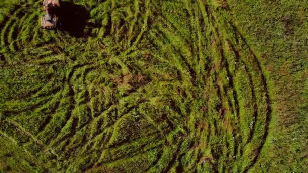 Drohnen-Ansicht von Menschen fahren atv Fahrräder auf grünem Gras. — Stockvideo