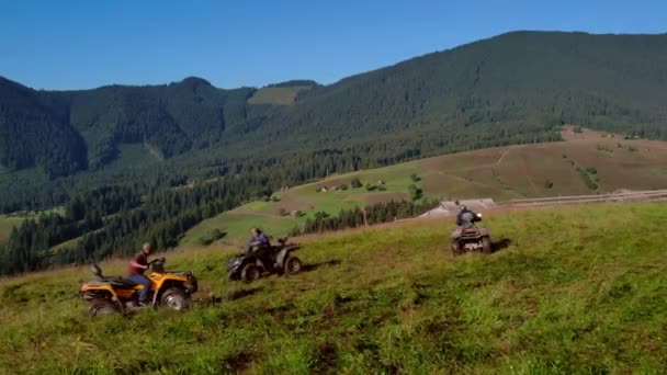 Toeristen paardrijden quad fietsen op berg bossen achtergrond. — Stockvideo