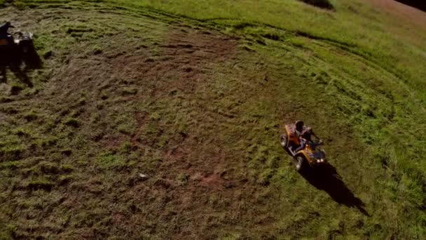 Menschen auf ATV-Fahrrädern auf der grünen Wiese, Blick von oben. — Stockvideo