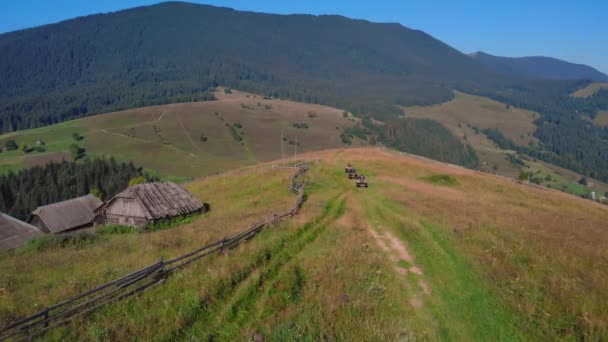 Atv quad αναβάτες ποδήλατο σε όμορφο φόντο βουνό. — Αρχείο Βίντεο