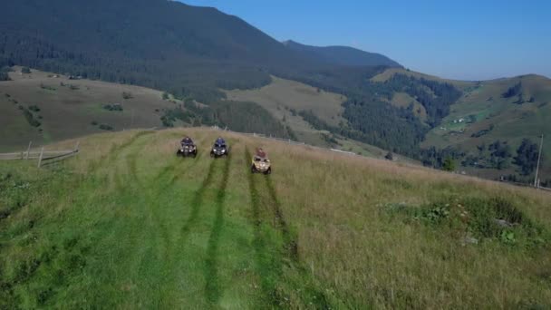 Toeristen op sport quad fietsen op prachtige bergen achtergrond. — Stockvideo