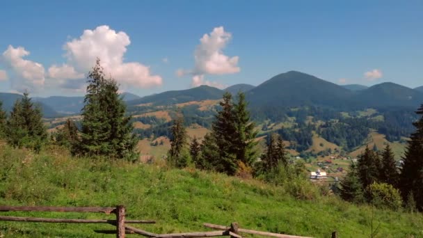 Bergslandskap en solig morgon på Karpaternas landsbygd. — Stockvideo